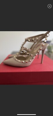 VALENTINO GARAVANI  Valentino Garavani Rockstud nude pumps/shoes