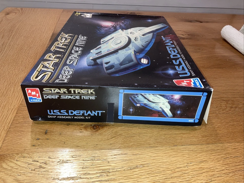 1/420 AMT STAR TREK DEEP SPACE NINE USS DEFIANT #8255 NEW MODEL KIT-Open Box - Image 2 of 4