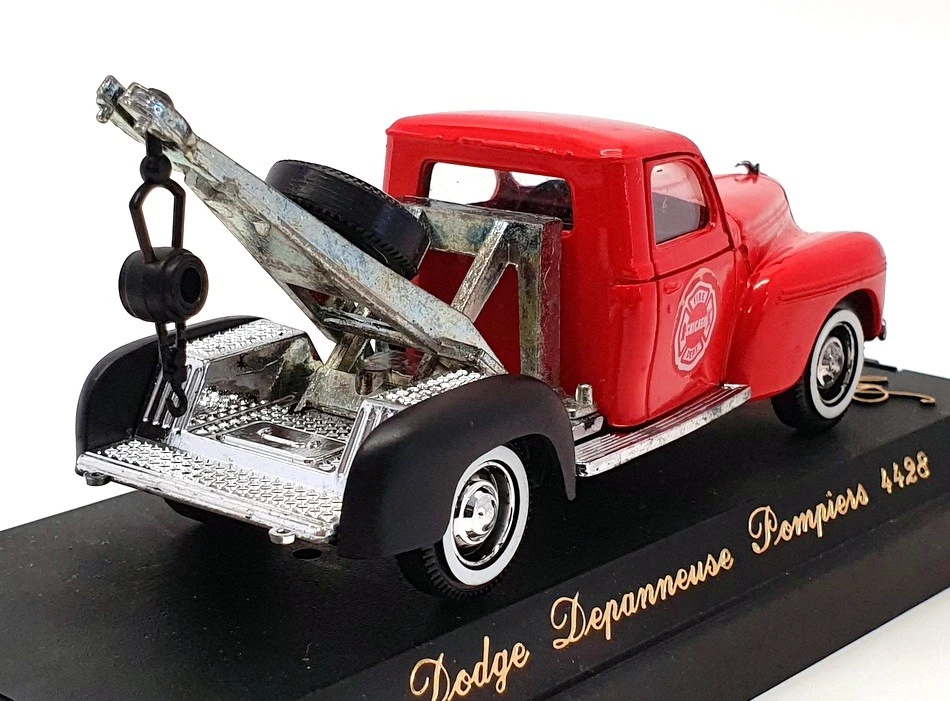 Solido 1/43 Scale 4428 - Dodge Depanneuse Fire Truck Wrecker Chicago FD - Red - Image 2 of 4