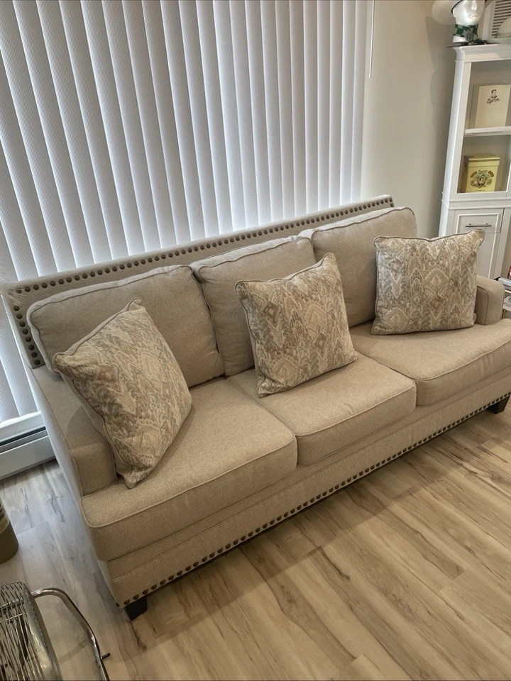 Sofá Love Seat mesa de comedor 6 escaleras 85 pulgadas Samsung también 65 pulgadas Samsung  Foto 3 de 4