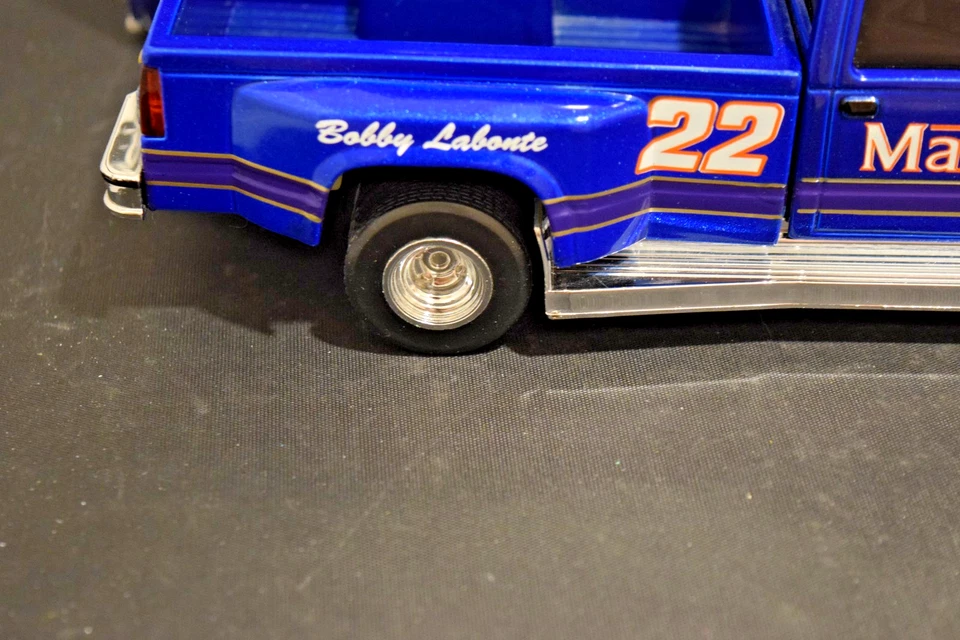 Action Platinum Series #22 Bobby Labonte Maxwell House 1:24 Scale Dually Truck - Image 4 of 4