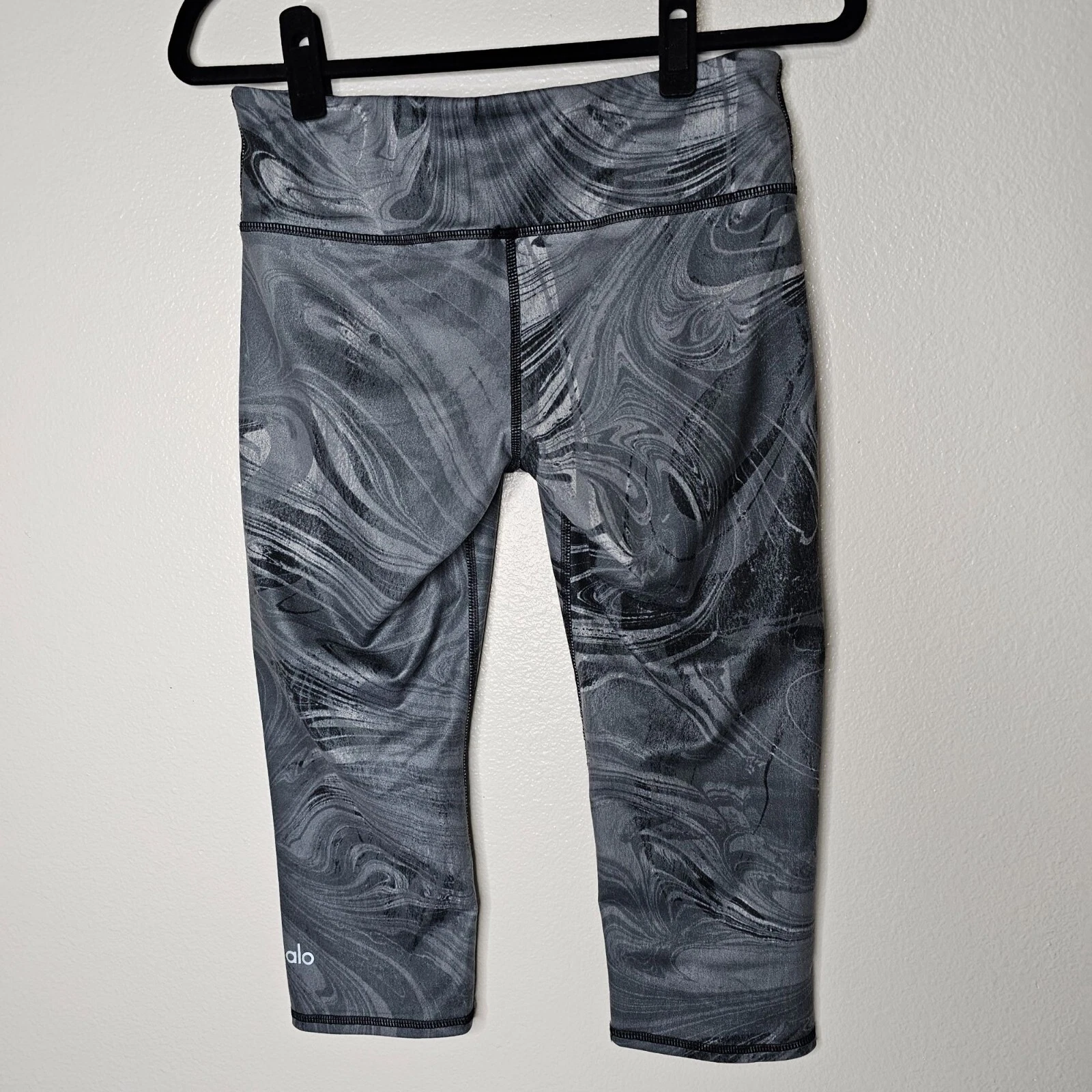 alo-yoga mid rise crop capri athletic marble swirl leggings