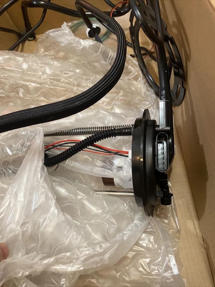 Топливный насос для 2007 Chevrolet Equinox в сборе со стороны пассажира 19153667 - Изображение 2 из 4