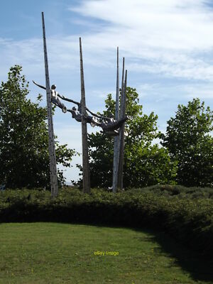 Foto 6x4 Formation (2003) Skulptur Formation (2003) von Rick Kirby c2014