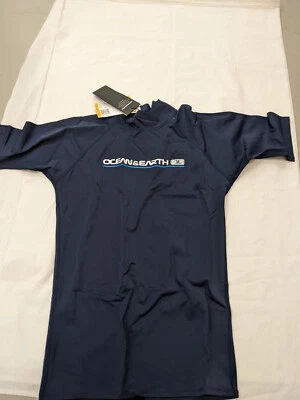 Ocean & Earth Herren Script S/S Rash Shirt Größe L Kurzarm Rashguard - Bild 1 von 3