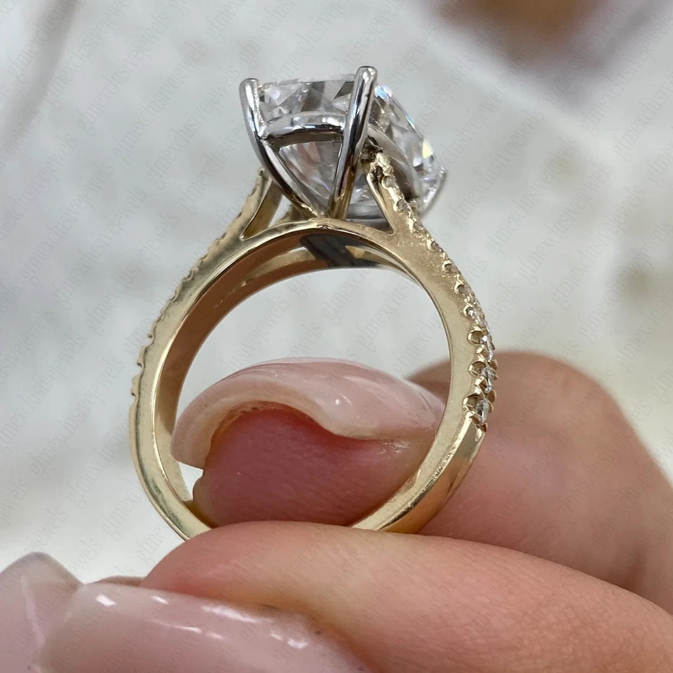 Anillo de compromiso de moissanita de corte cojín alargado de 3,55 TCW oro macizo de 14 k en dos tonos Foto 2 de 4