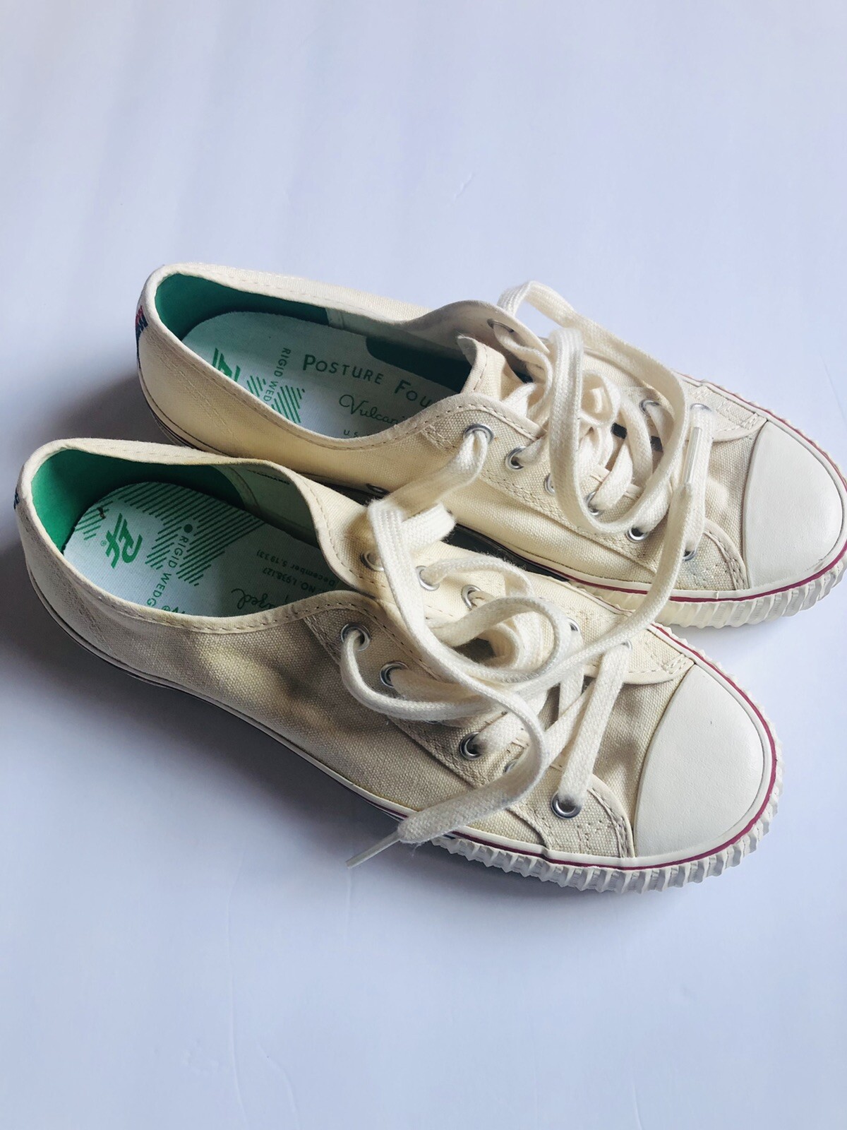 pf posture foundation cream White low top sneaker Woman 10 Men’s8.5 Tennis