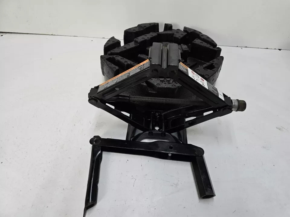 ユッキー 2010-2016 BUICK LACROSSE SPARE TIRE EMERGENCY JACK TOOL KIT FOAM