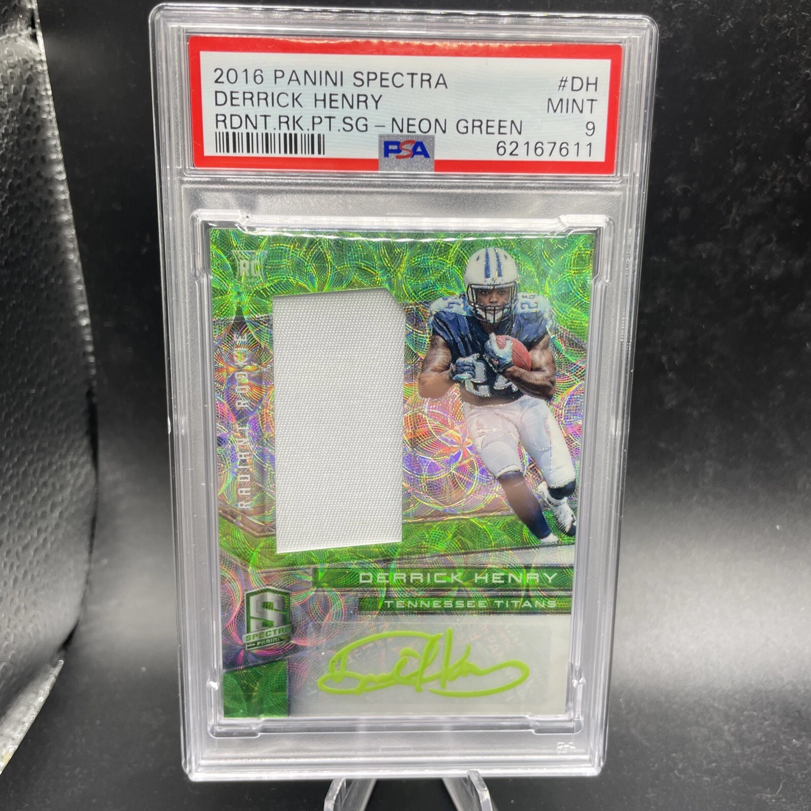 Derrick Henry Panini Spectra Radiant Rookie Patch Signatures #DH Neon Green