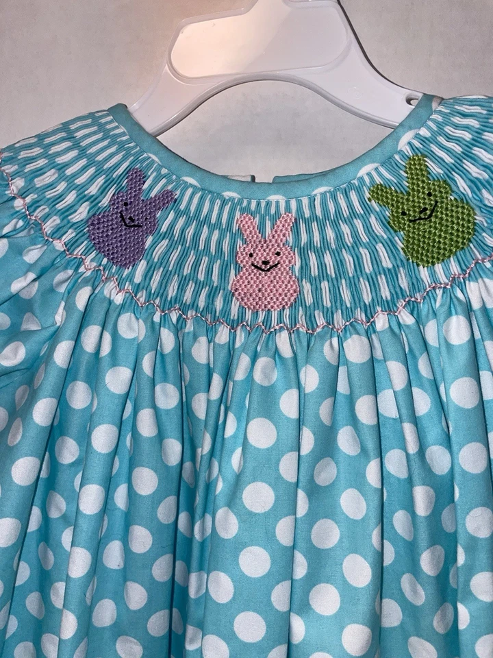 Vestido Lolly Wolly Doodle azul bolinhas bordado coelhinhos da Páscoa tamanho 2 - Imagem 3 de 4