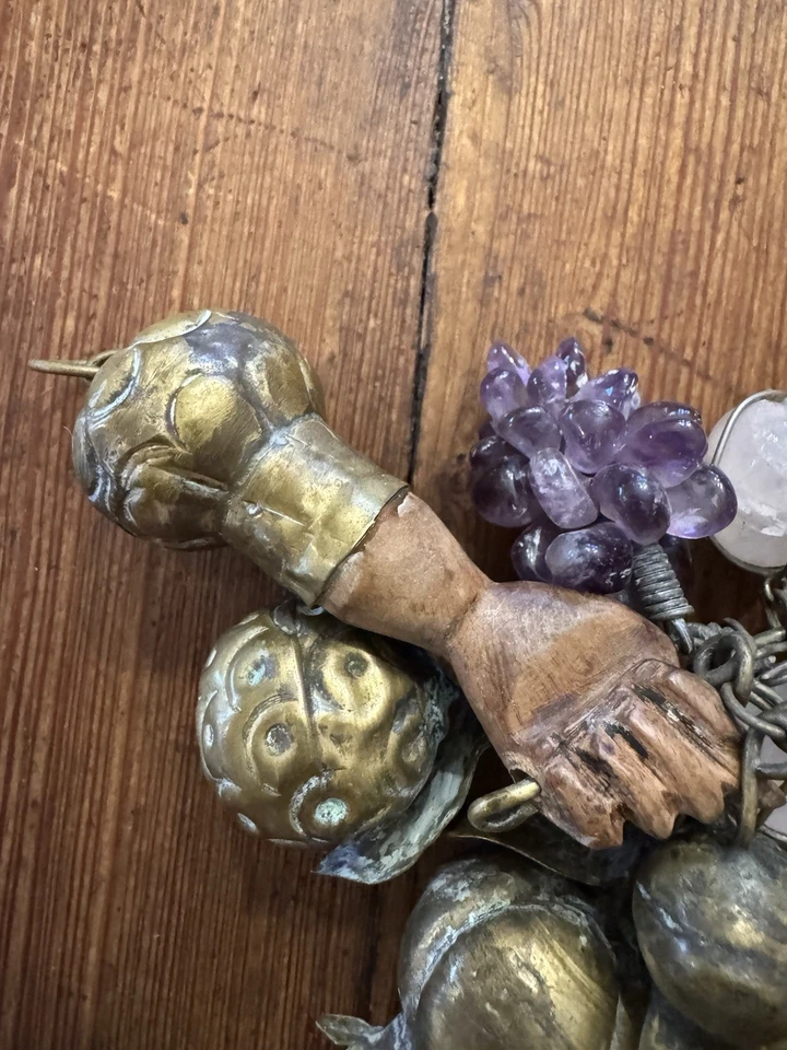 Antigua joyería esclava brasileña Penca de Balangandan 14 dijes de latón y piedra Foto 2 de 4