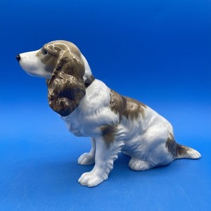 HUTSCHENREUTHER GERMANY SIT PORCELAIN FIGURINE OF A SPANIEL DOG, 1955-68 MARK
