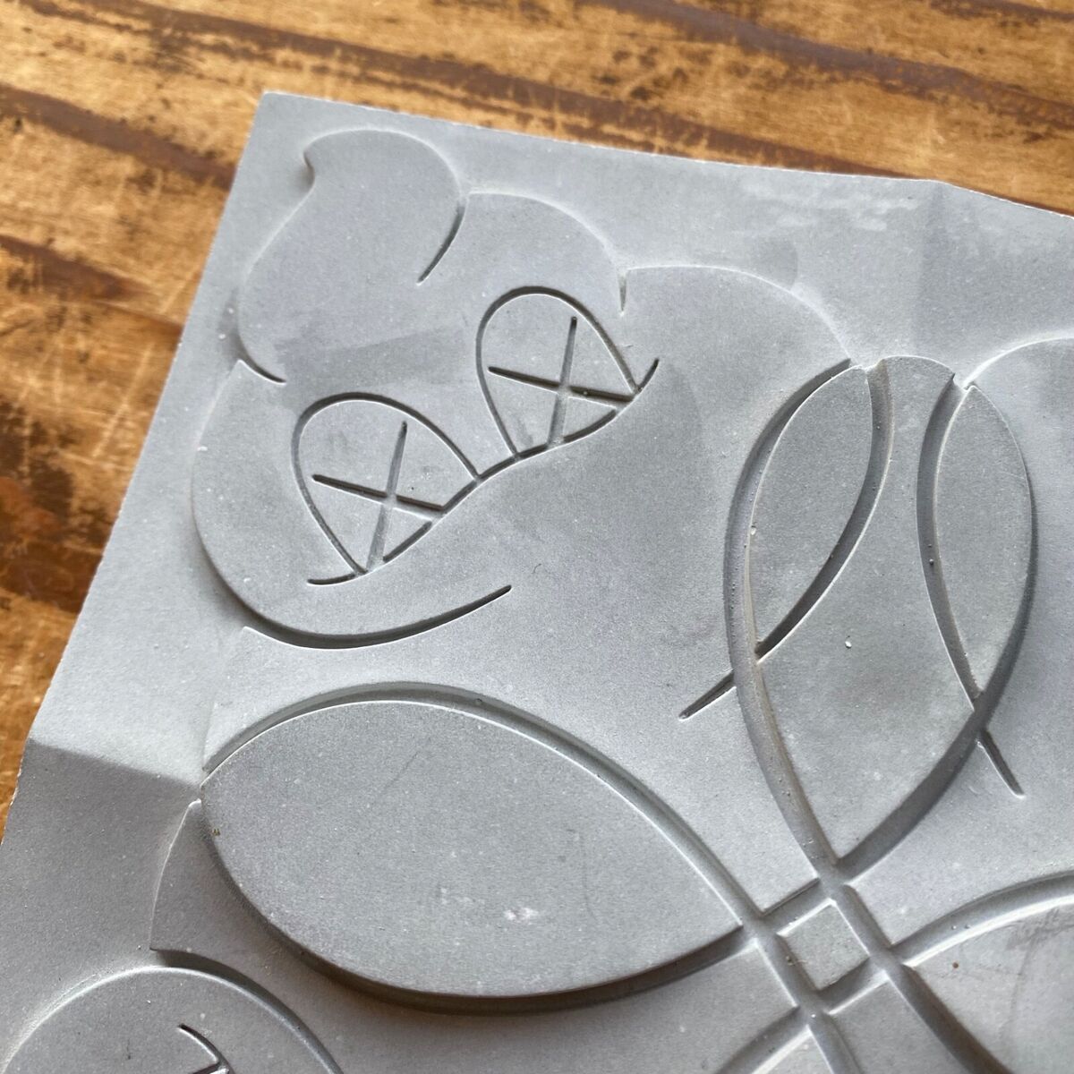KAWS OriginalFake Signed Tile Novelty Without Box Opening KAWS OriginalFake Signed Tile Novelty Without Box Opening