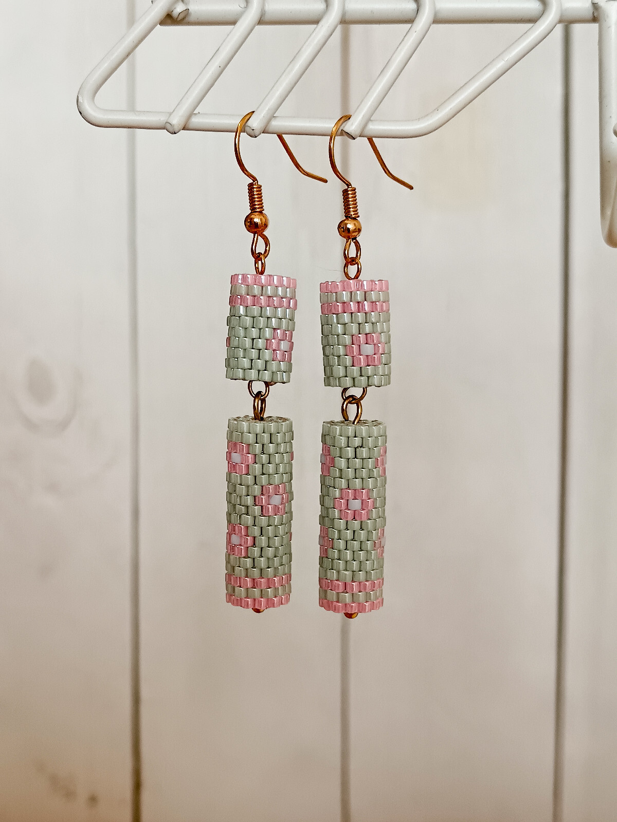 Boucles d'oreilles en perles vert pâle et rose légères pour oreilles sensibles