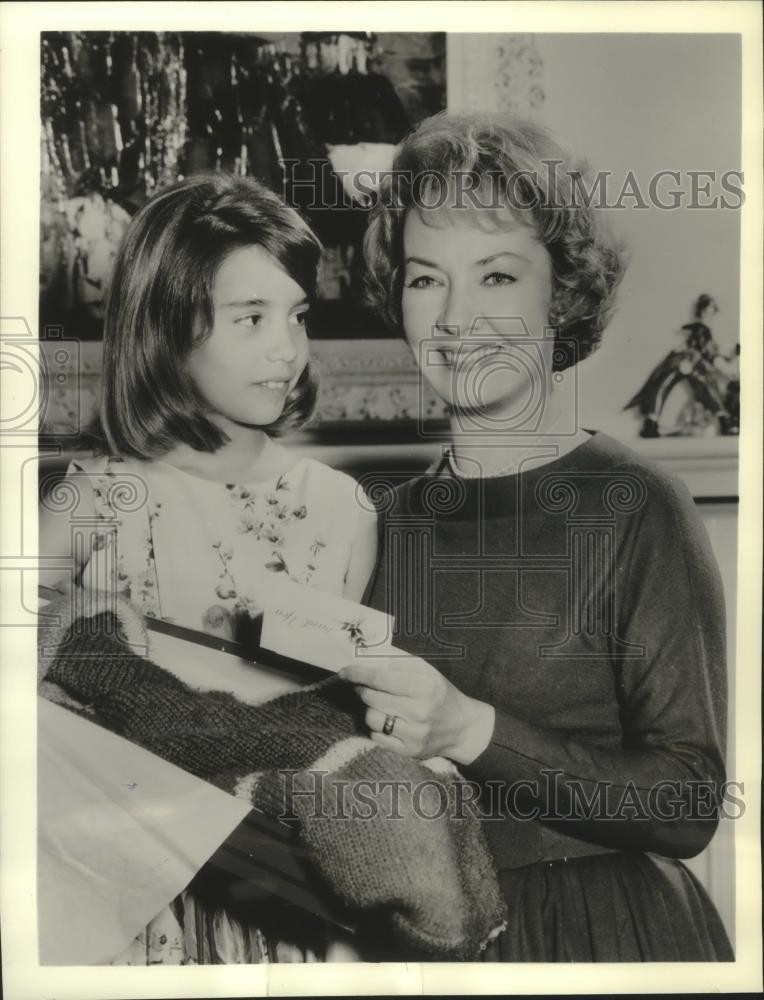1963 Press Photo Actress Audrey Totter with 9-year-old daughter Mia - mjx52402