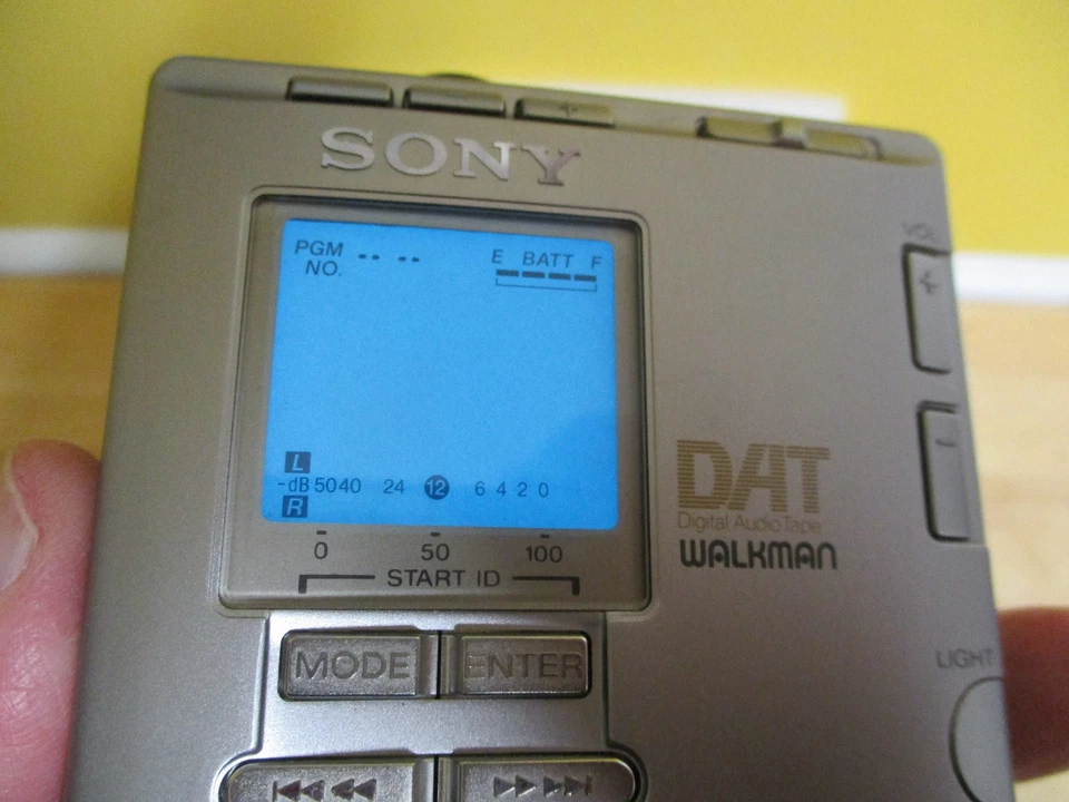 Sony TCD-D100 DAT портативный цифровой магнитофон с аксессуарами работает читать - Изображение 4 из 4