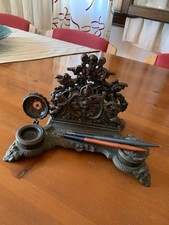 Calamaio da Scrivania Fine ’800 – Metallo Lavorato con 2 Calamai in Vetro