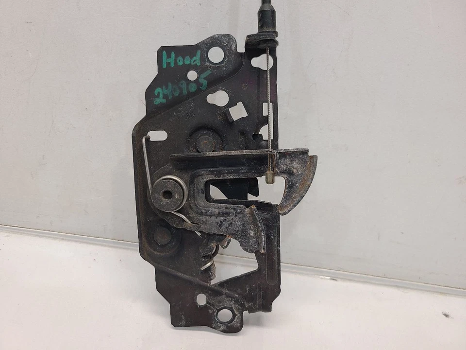 Ford Focus 2015 (1,0 L/MT/sedán) capó delantero pestillo  Foto 2 de 4