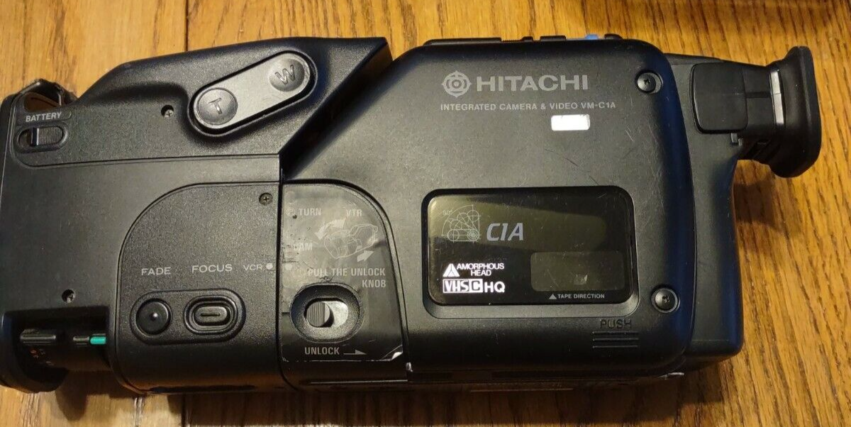 HITACHI VM-S72 VHS-Cビデオカメラ 本体 Hitachi Model No. VM-C1A VHS C Camcorder With Hard Shell Case-RARE