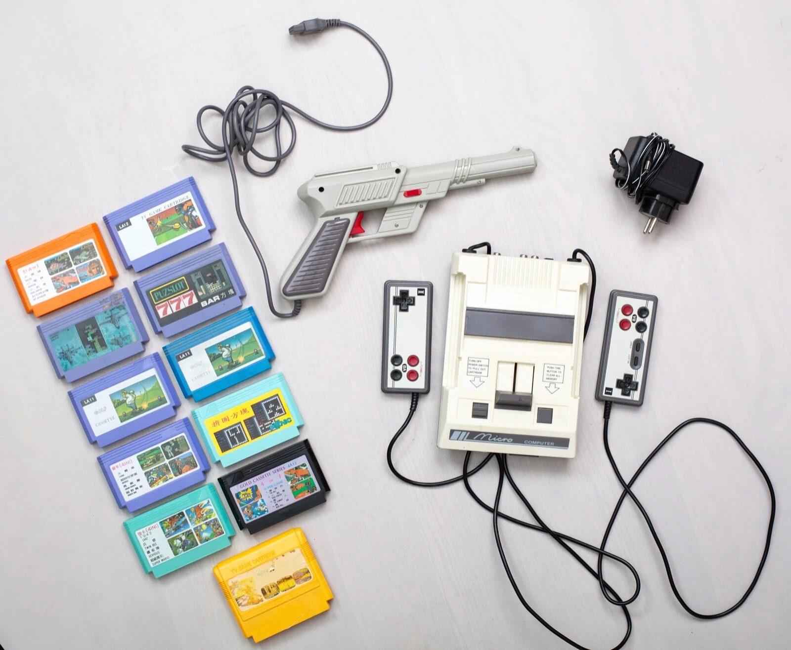 Vintage Micro Computer TV Video Game Console + 11 Cartridges, Gaming NES + Gun