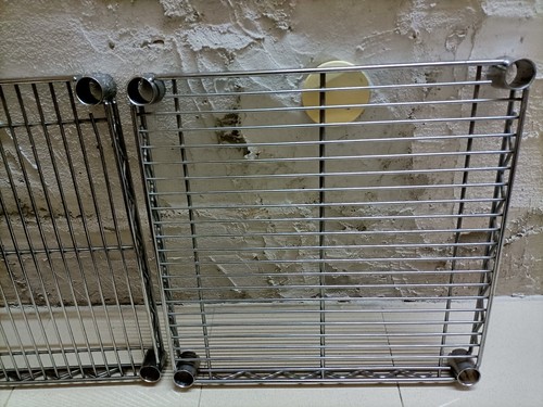 Scaffale : montanti 137cm + ripiani 45x45cm *NB:difetti in descrizione - Foto 11 di 19