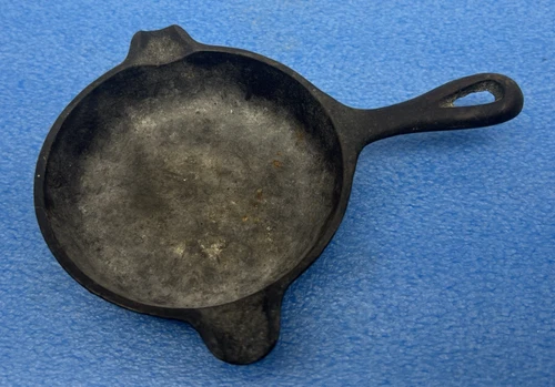 Vintage Wagner Ware 1050 Cast Iron Small Skillet Double Spout Ashtray