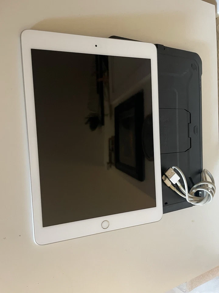 Apple iPad 6th Gen - 9.7" Display 32GB, Wi-Fi White - MR7G2LL/A (Early 2018) - Image 4 of 4