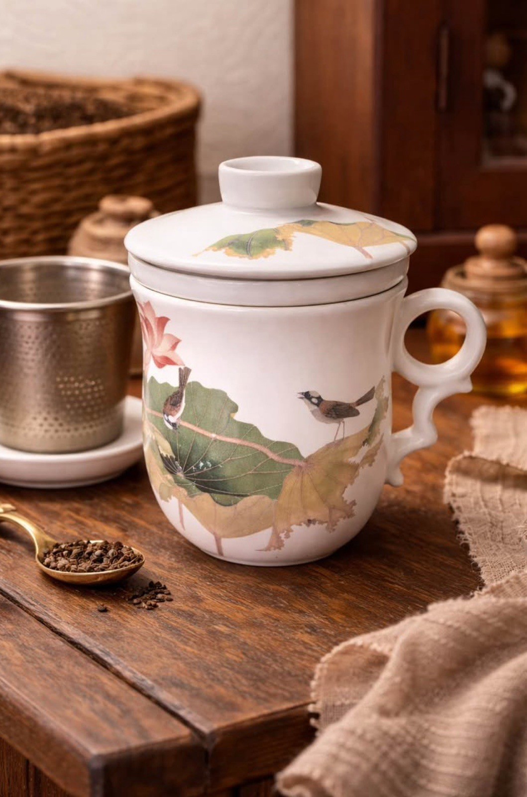 Vana Ceramic Tea Infuser Mug &ndash; Lotus Bulbul Birds / Bird L