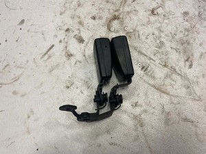 Volkswagen Golf VII 2013 Gurtschloss hinten Mitte 8V0857739A GRI30448