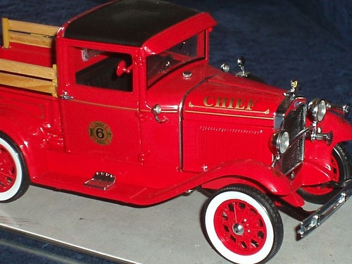 ROAD LEGENDS 1931 FORD FIRE CHIEF PICK-UP TRUCK 1/18 - Picture 5 of 11