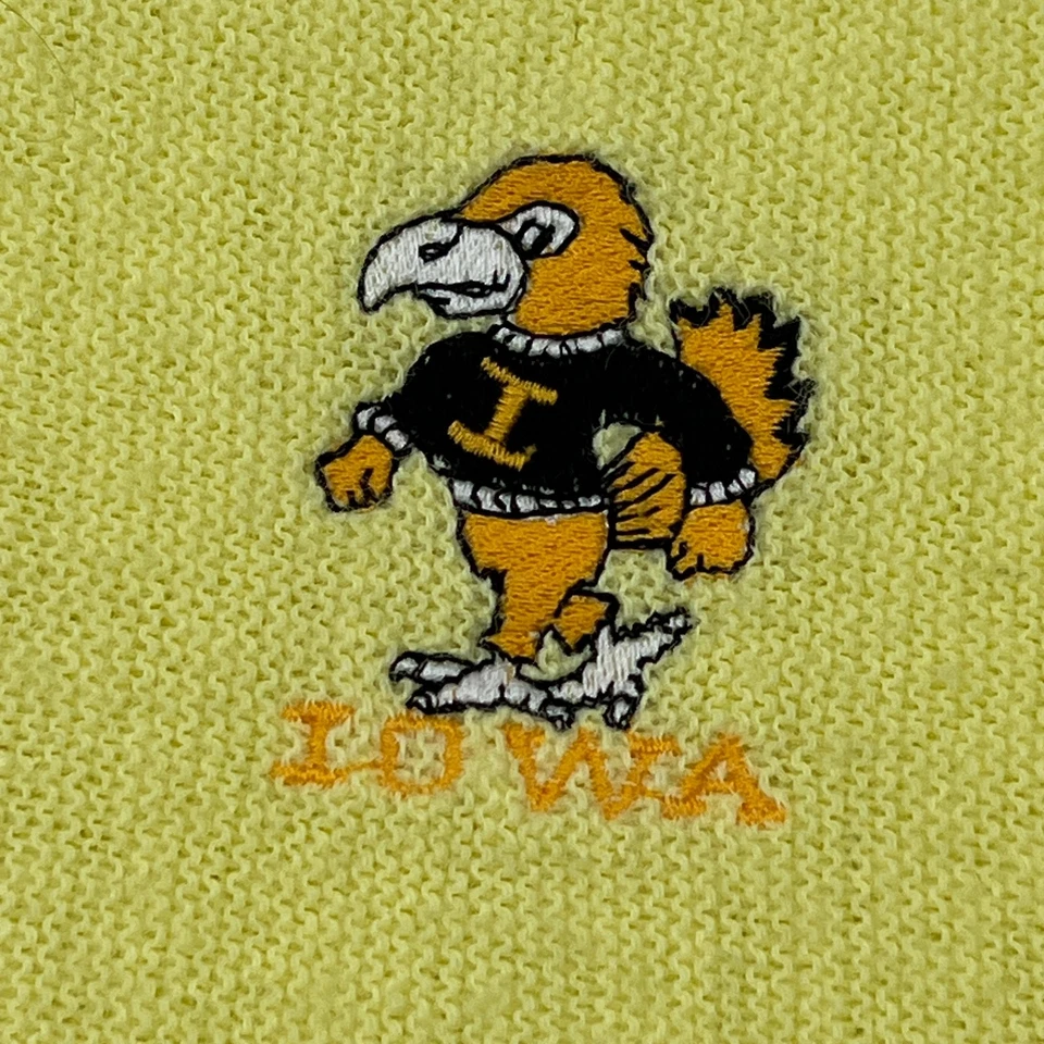 Suéter De Colección Izod Para Hombre Grande Amarillo Iowa Hawkeyes Orlon Acrílico Cuello en V EE. UU. AÑOS 60 Foto 2 de 4