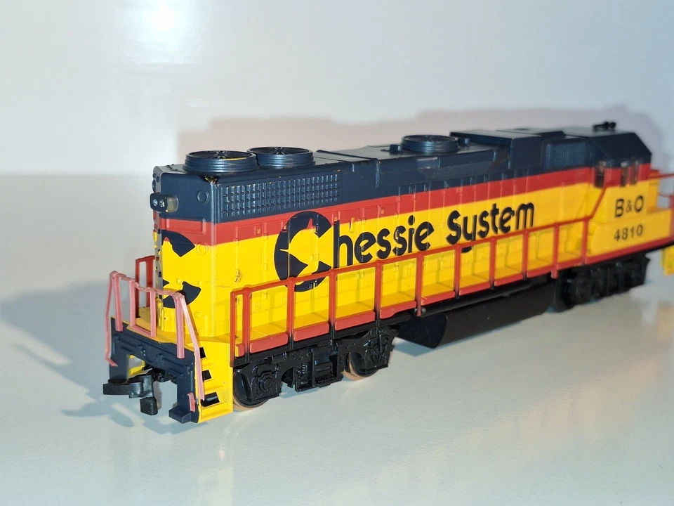 Lifelike Chessie Sytems Diesel Loco. V/Good motor, headlight. Excellent cond. HO - Image 2 of 4