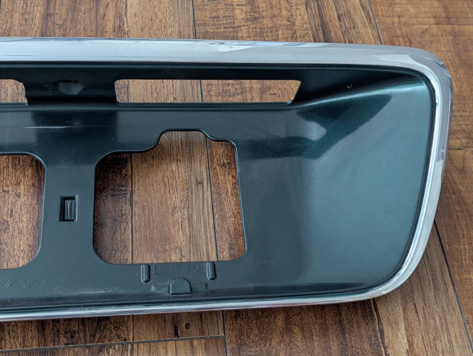 OEM 1996 1997 Acura RL Rear Trunk License Plate Garnish Trim Bezel Chrome Green Foto 3 de 4