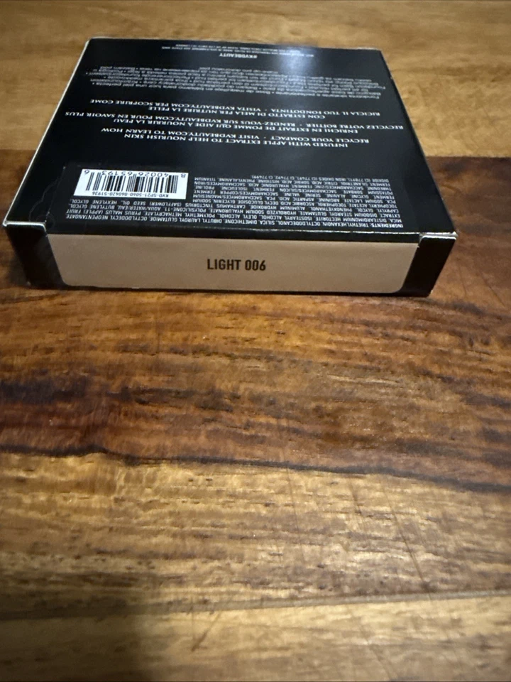 Bálsamo base perfeccionadora de la piel de manzana Kat Von D Good ~ LIGHT 006 ~ 10 g/0,35 oz Foto 2 de 2