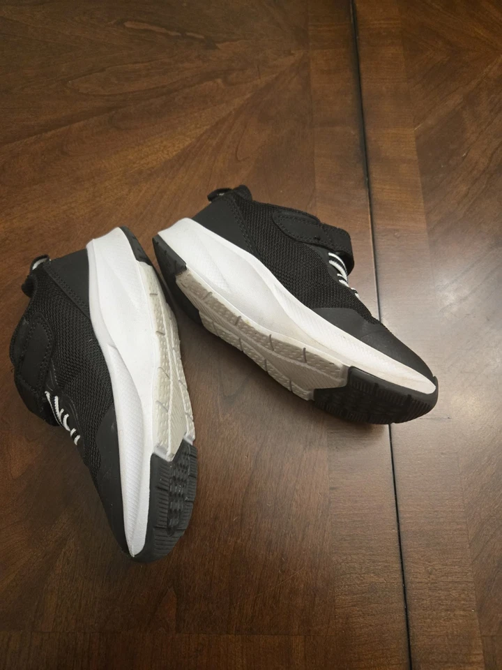 Zapatillas negras con correa para niños pequeños talla 10 pre-loved Foto 3 de 4