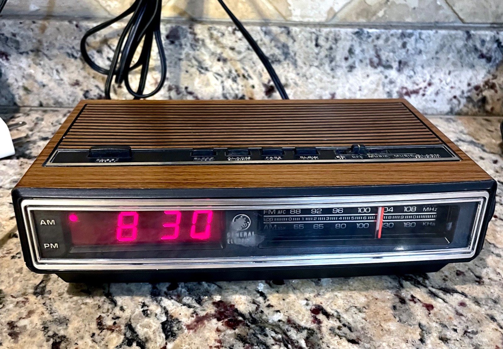 Radio - Model 7-4624 - Retro Woodgrain & Red Led