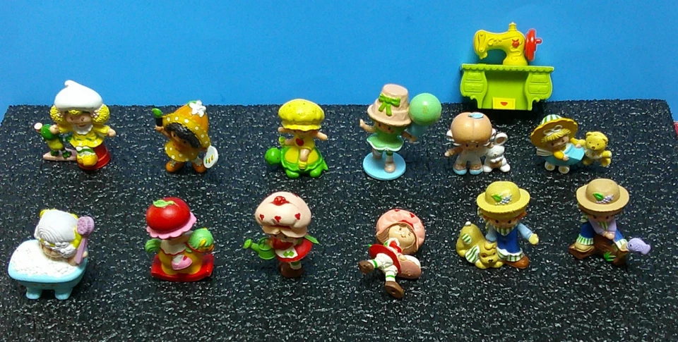 STRAWBERRY SHORTCAKE & FRIENDS, HUGE LOT OF 12 PVC FIGURES, 2", VARIETY LOT! - Image 2 of 4