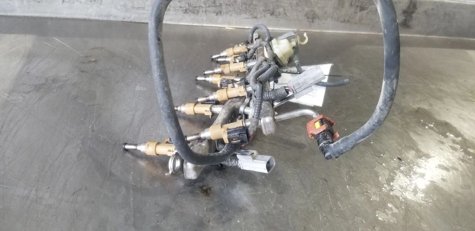 16 TOYOTA TUNDRA 5.7L FUEL INJECTORS WITH RAILS - Image 2 of 4