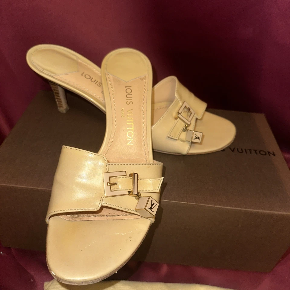LOUIS VUITTON METALIZADO BEIGE 3" TACONES CON ENCANTO CUBO~ TALLA 37.5 con CAJA Foto 4 de 4