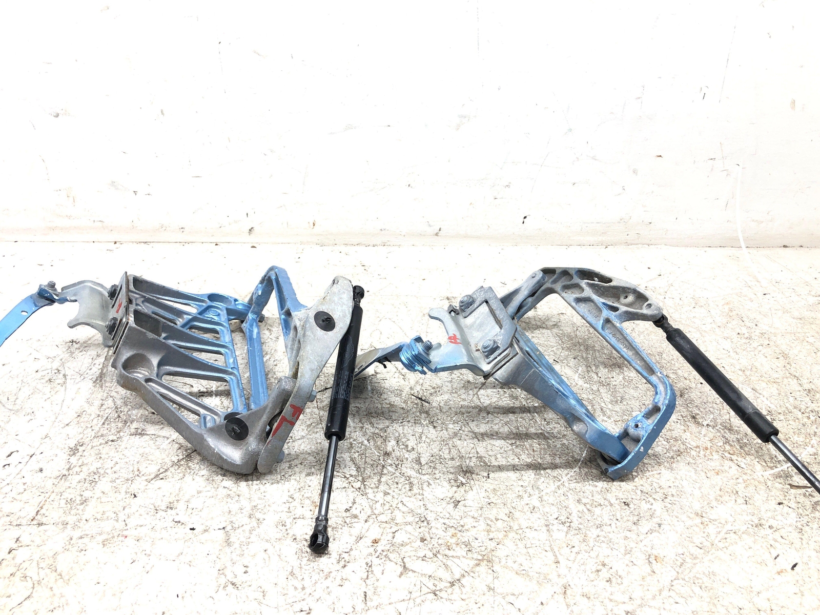 2009 ASTON MARTIN VANTAGE HOOD HINGE SET W/LIFT CYLINDERS & FENDER BRACKETS OEM