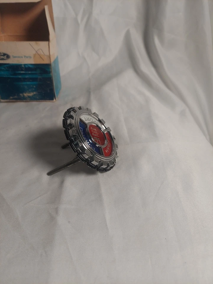 Ford Gran Torino 1974-75 emblema de parrilla deportiva D4OZ-83369 NUEVO DE STOCK Foto 4 de 4