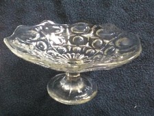 Cukierki/cukierki na cokole, przezroczyste tłoczone szkło, przegrzebkowana obręcz, 7", lata 50.