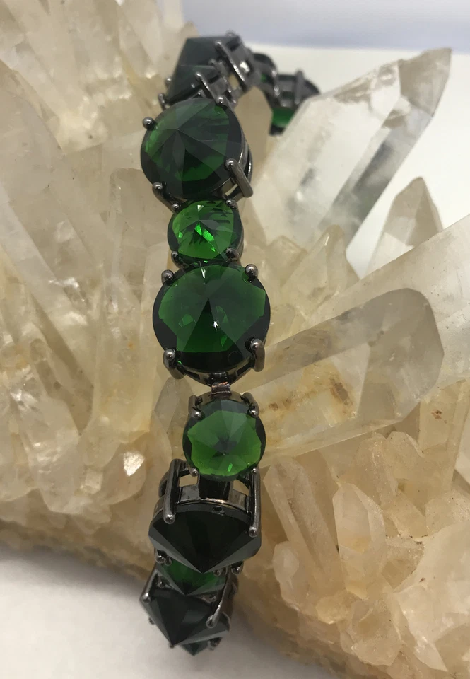 Pulsera gruesa de vidrio verde negro con acento de piedra Foto 2 de 4