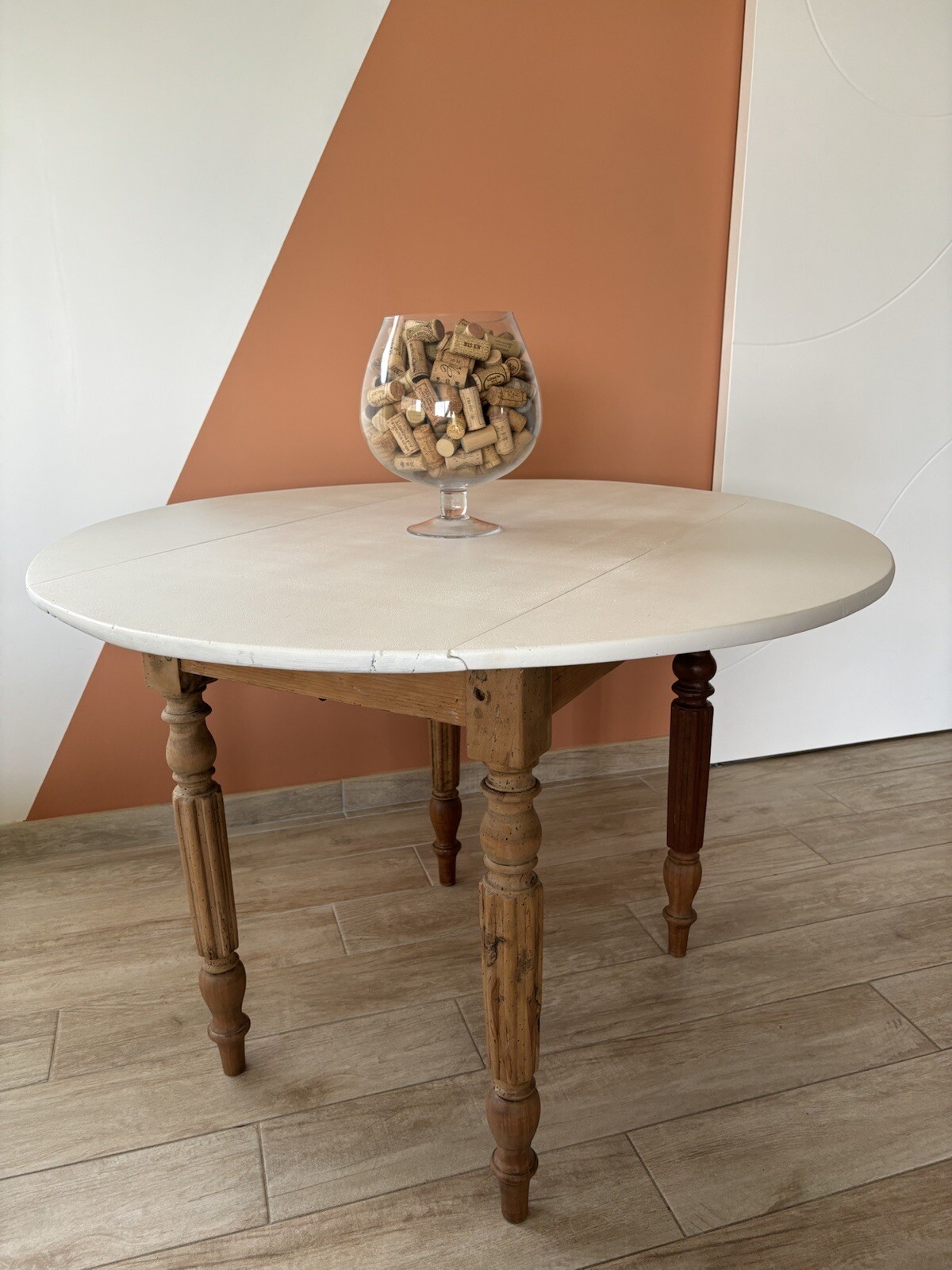 Table ronde à volets pour petits espaces et repas conviviaux dans la cuisine