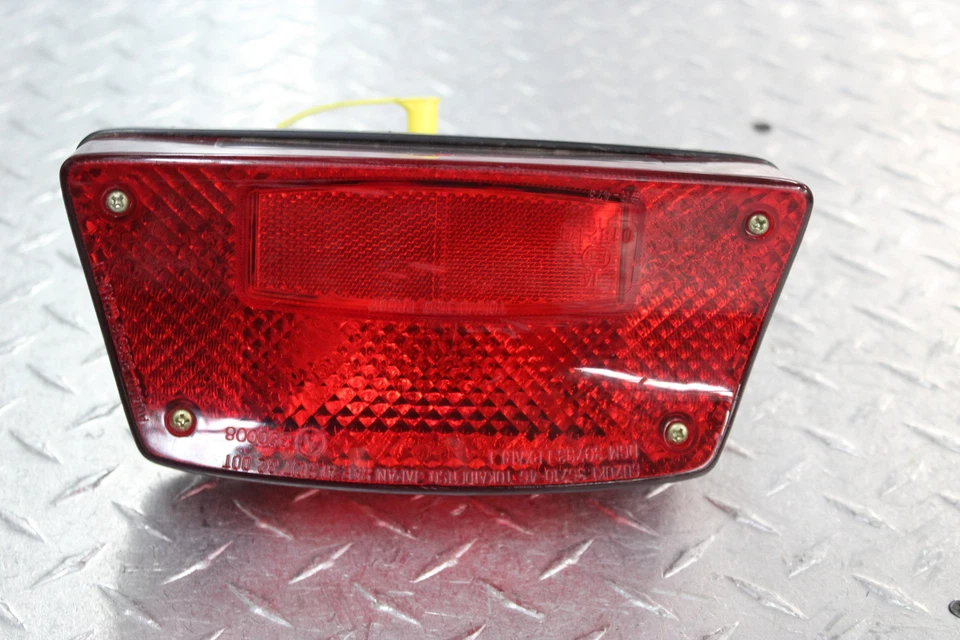 1985 SUZUKI GS550ESF LANTERNA TRASEIRA TRASEIRA LUZ DE FREIO TRASEIRA DANOS - Imagem 2 de 4