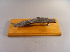 139184: HM, gro&szlig;er Granatsplitter montiert auf Holzplatte, Tischdekoration