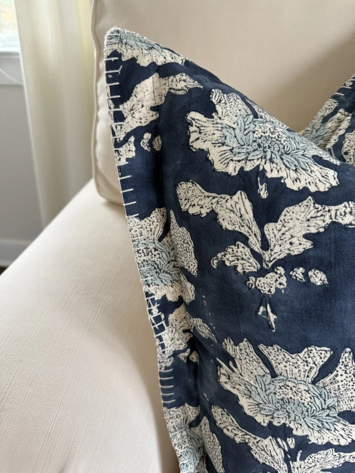 Novo com etiquetas 2 capas de travesseiro Pottery Barn Flora azul estampado 18" frete grátis - Imagem 3 de 4