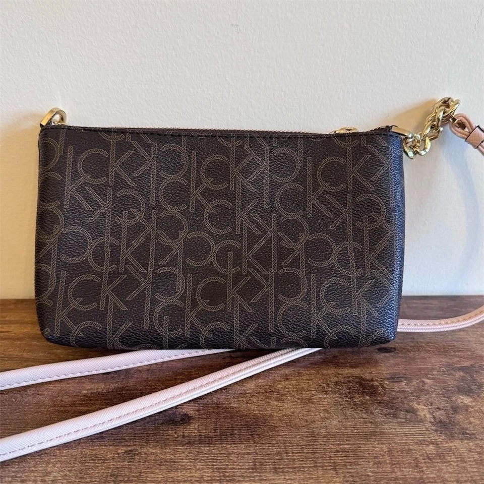 Bolso Baguette Calvin Klein Hayden Cartera Almendra/Caqui Monograma Para Mujer Pequeño 8x5" Foto 2 de 4