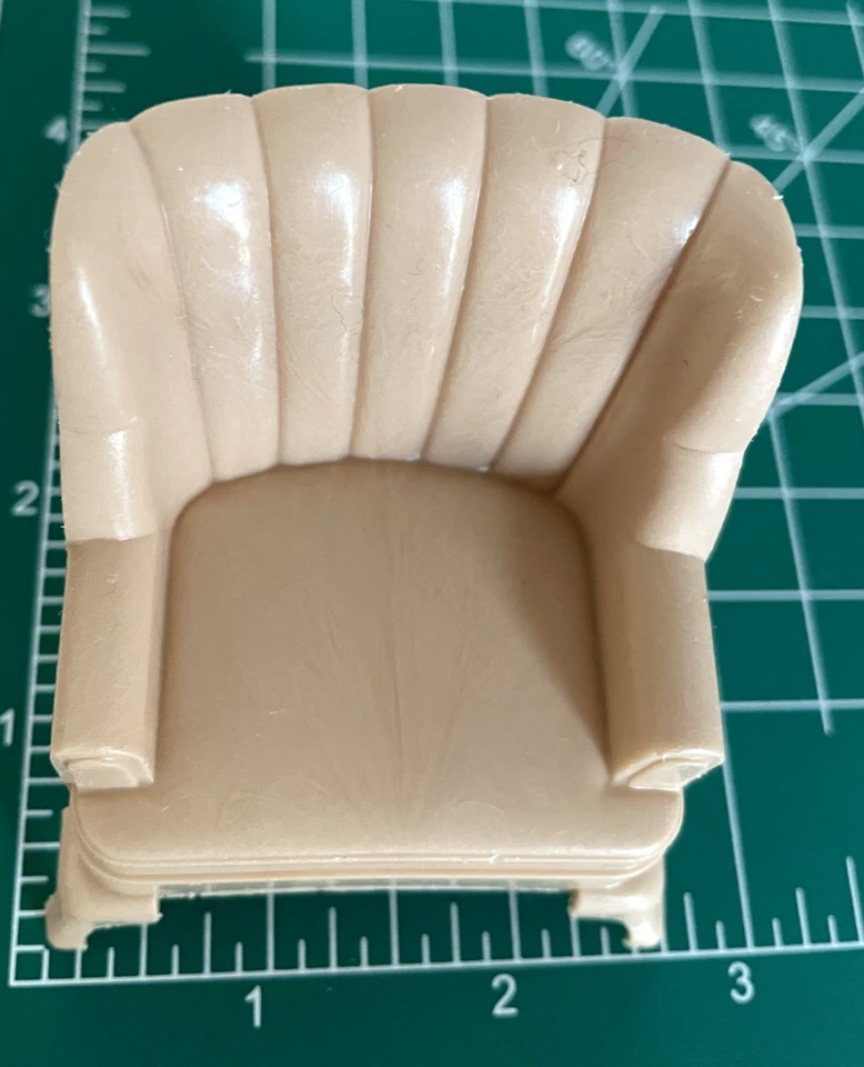 Sillón Marx Casa de Muñecas Miniatura Mueble Beige Silla Plástico Vintage 2.5" Foto 2 de 4