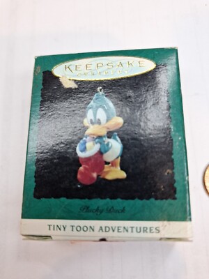 1994 TINY TOON ADVENTURES PLUCKY DUCK HALLMARK CHRISTMAS ORNAMENT MIB Hmm7 